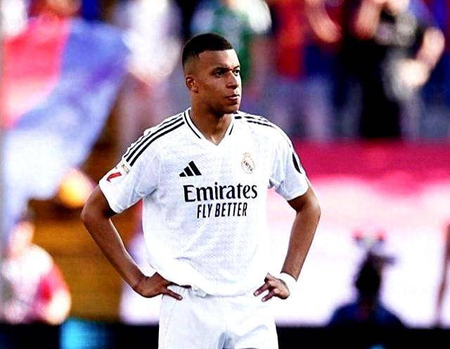 随着巴黎5-0赢国米，欧冠夺冠！金球奖头号热门诞生：49场造