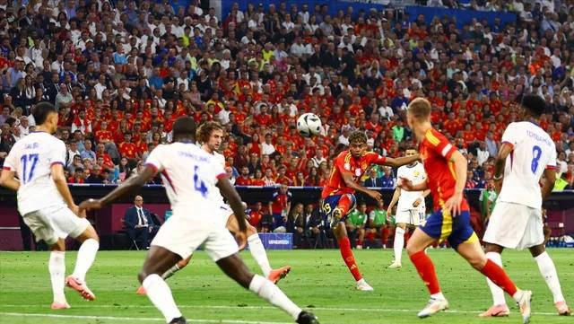 亚马尔VS罗本：谁更强？